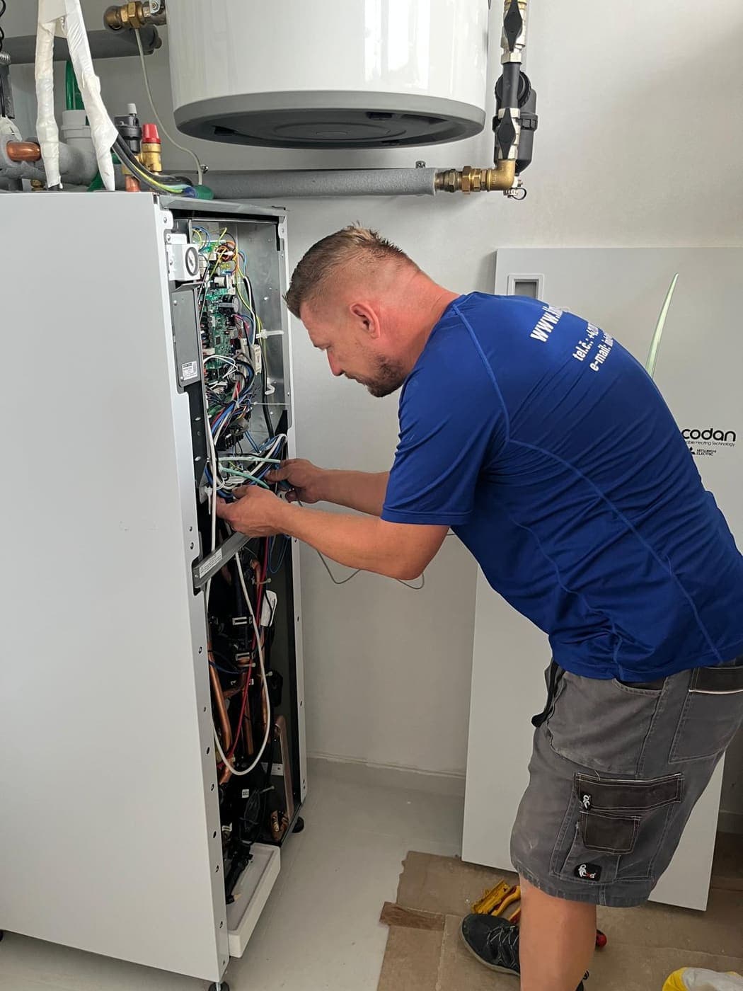 Technik Klimy.net pri diagnostike elektroniky vonkajšej jednotky