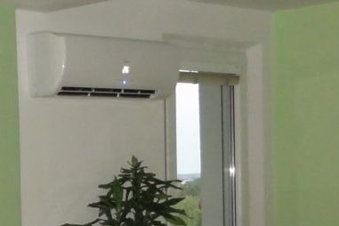 Instalacia klimatizacie u zakaznika vnutorna jednotka v obyvacej izbe2 450x254 1