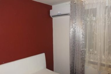 Instalacia klimatizacie u zakaznika vnutorna jednotka v spalni vzdialeny pohlad 450x254 1